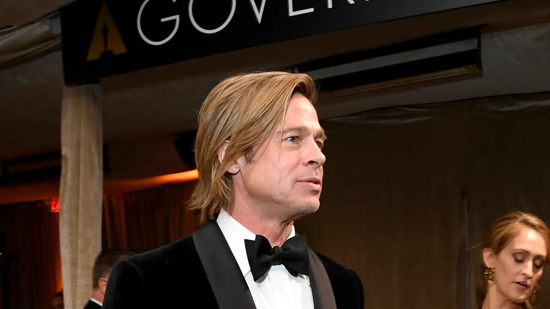 Brad Pitt con su Oscar a Mejor Actor de Reparto