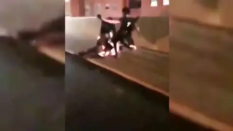 Tremenda paliza a un entrenador de un equipo de baloncesto de instituto en Nueva Jersey de sus propios jugadores Tremenda paliza a un entrenador de un equipo de baloncesto de instituto en Nueva Jersey de sus propios jugadores