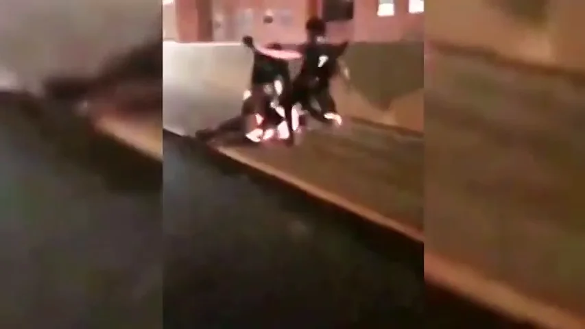 Tremenda paliza a un entrenador de un equipo de baloncesto de instituto en Nueva Jersey de sus propios jugadores Tremenda paliza a un entrenador de un equipo de baloncesto de instituto en Nueva Jersey de sus propios jugadores
