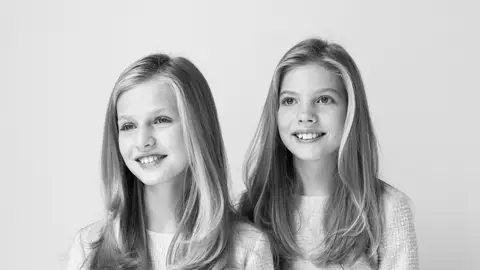 La princesa Leonor y la infanta Sofía en su primera foto oficial juntas La princesa Leonor y la infanta Sofía en su primera foto oficial juntas