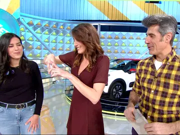 El espectacular regalo de una concursante de 'La ruleta de la suerte' para Jorge Fernández y Laura Moure El espectacular regalo de una concursante de 'La ruleta de la suerte' para Jorge Fernández y Laura Moure