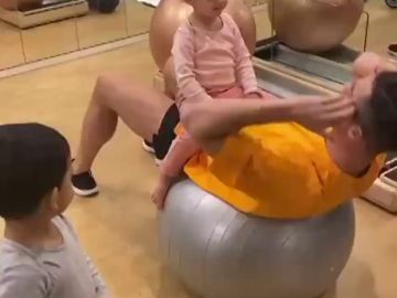 Cristiano Ronaldo cuida de sus hijos mientras entrena en el gimnasio: "No hay excusas"