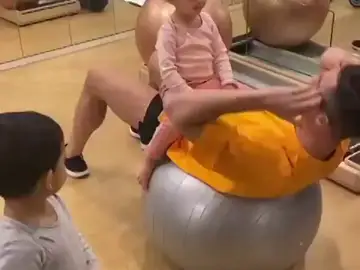 Cristiano Ronaldo cuida de sus hijos mientras entrena en el gimnasio: "No hay excusas" Cristiano Ronaldo cuida de sus hijos mientras entrena en el gimnasio: "No hay excusas"