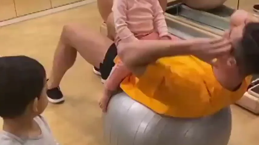 Cristiano Ronaldo cuida de sus hijos mientras entrena en el gimnasio: "No hay excusas"