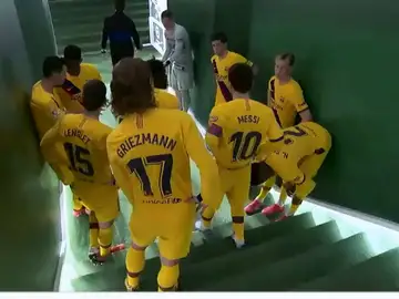 Messi motiva a sus compañeros en el Benito Villamarín Messi motiva a sus compañeros en el Benito Villamarín
