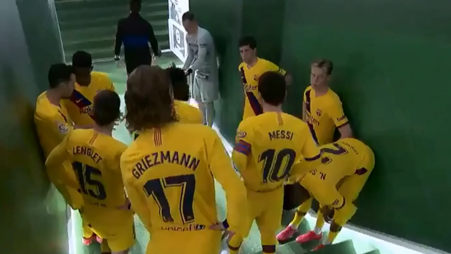 Messi motiva a sus compañeros en el Benito Villamarín Messi motiva a sus compañeros en el Benito Villamarín