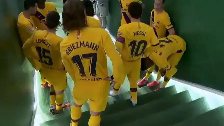 Messi motiva a sus compañeros en el Benito Villamarín Messi motiva a sus compañeros en el Benito Villamarín