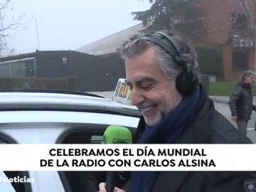 Carlos Alsina celebra el Día Mundial de la Radio en Onda Cero "Más de uno", fuera del estudio. Vean...