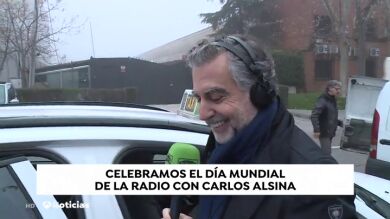 Carlos Alsina se 'escapa' de los estudios de Onda Cero para celebrar el Día Mundial de la Radio