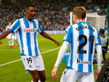 Odegaard e Isak celebran el 2-1 ante el Mirandés Odegaard e Isak celebran el 2-1 ante el Mirandés