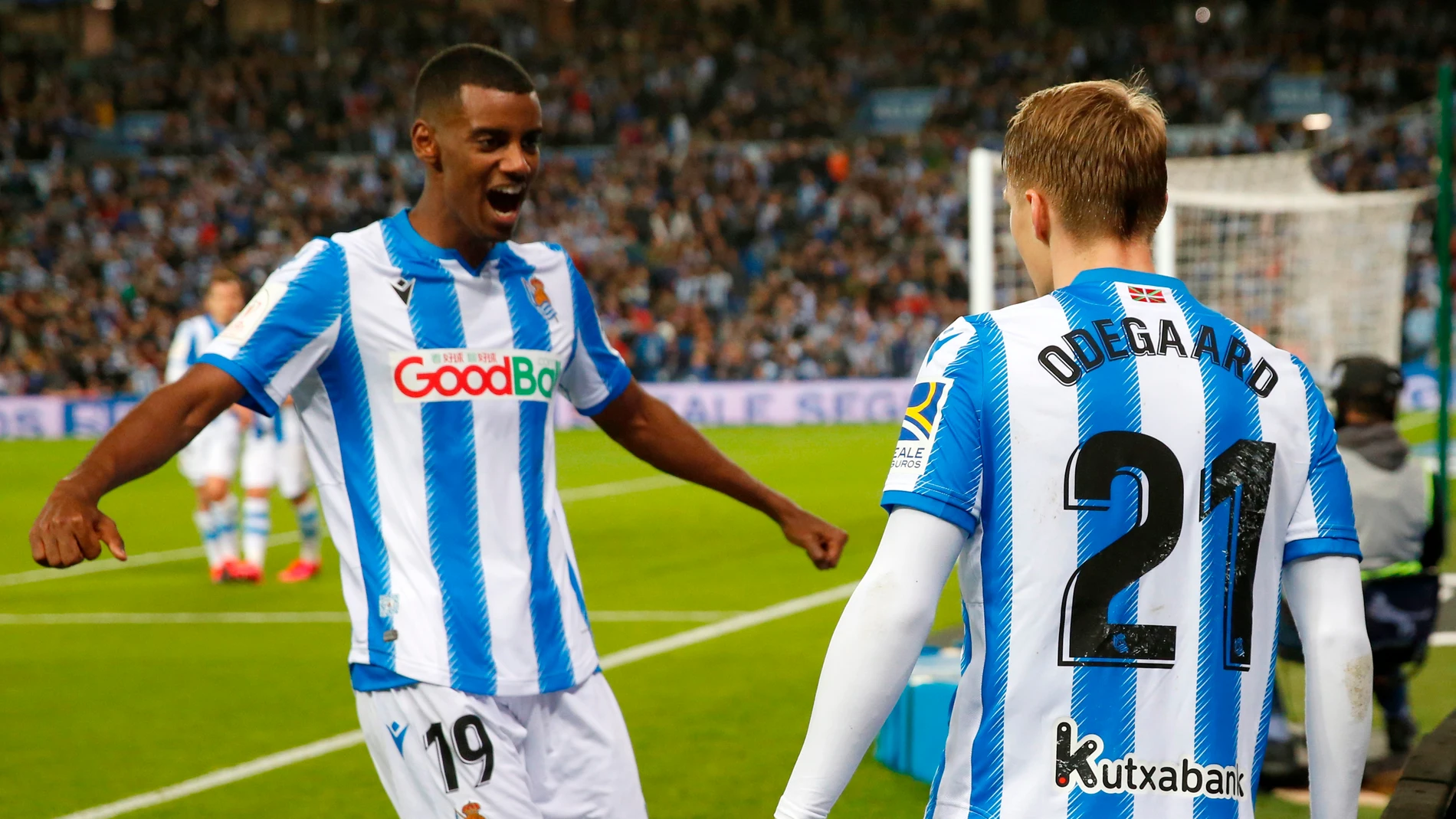 Odegaard e Isak celebran el 2-1 ante el Mirandés Odegaard e Isak celebran el 2-1 ante el Mirandés