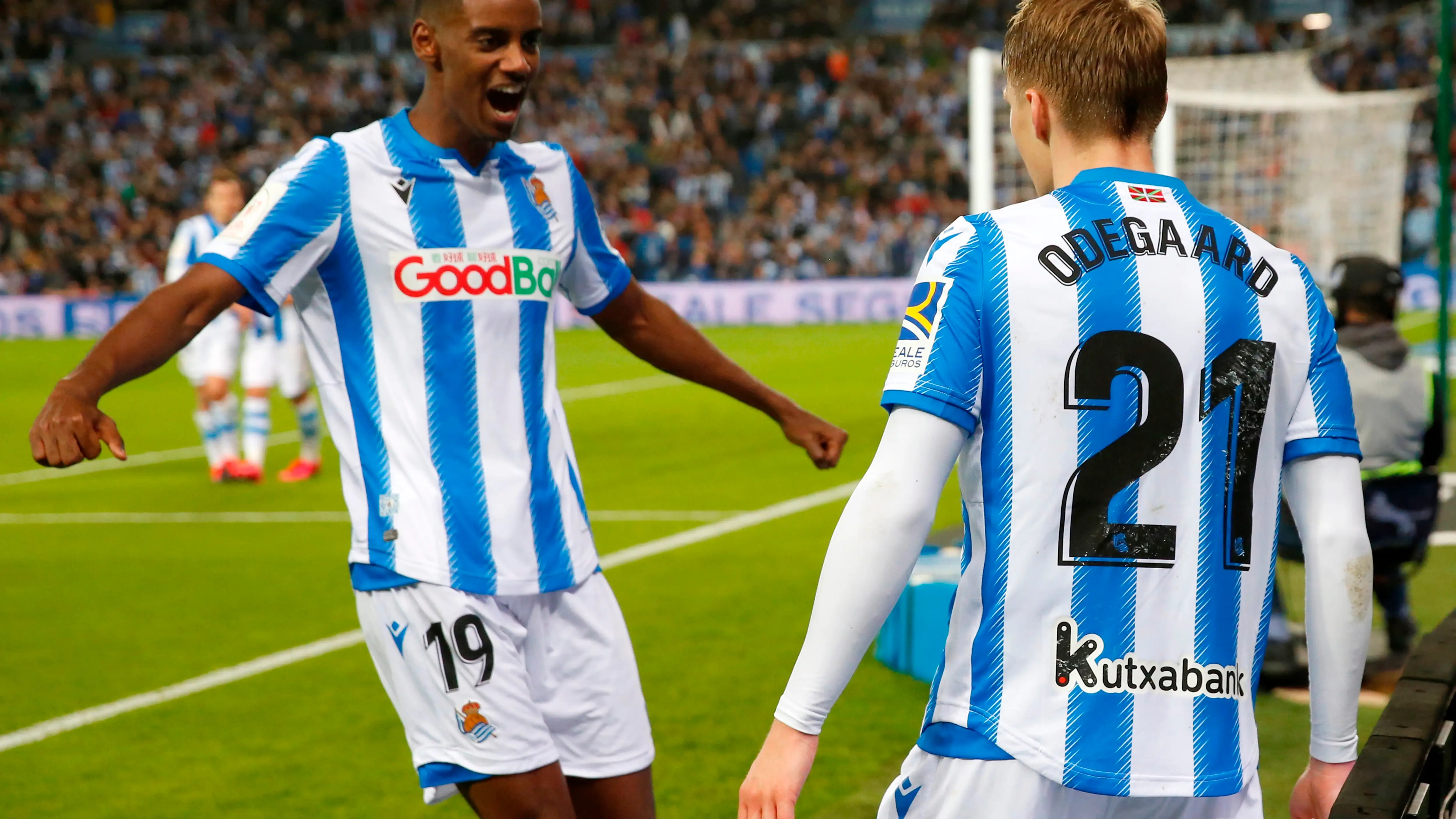 Odegaard e Isak celebran el 2-1 ante el Mirandés Odegaard e Isak celebran el 2-1 ante el Mirandés