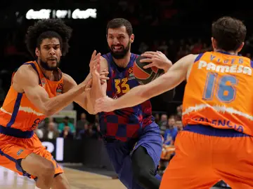 Louis Laberyrie y Guillem Vives tratan de frenar a Nikola Mirotic Louis Laberyrie y Guillem Vives tratan de frenar a Nikola Mirotic