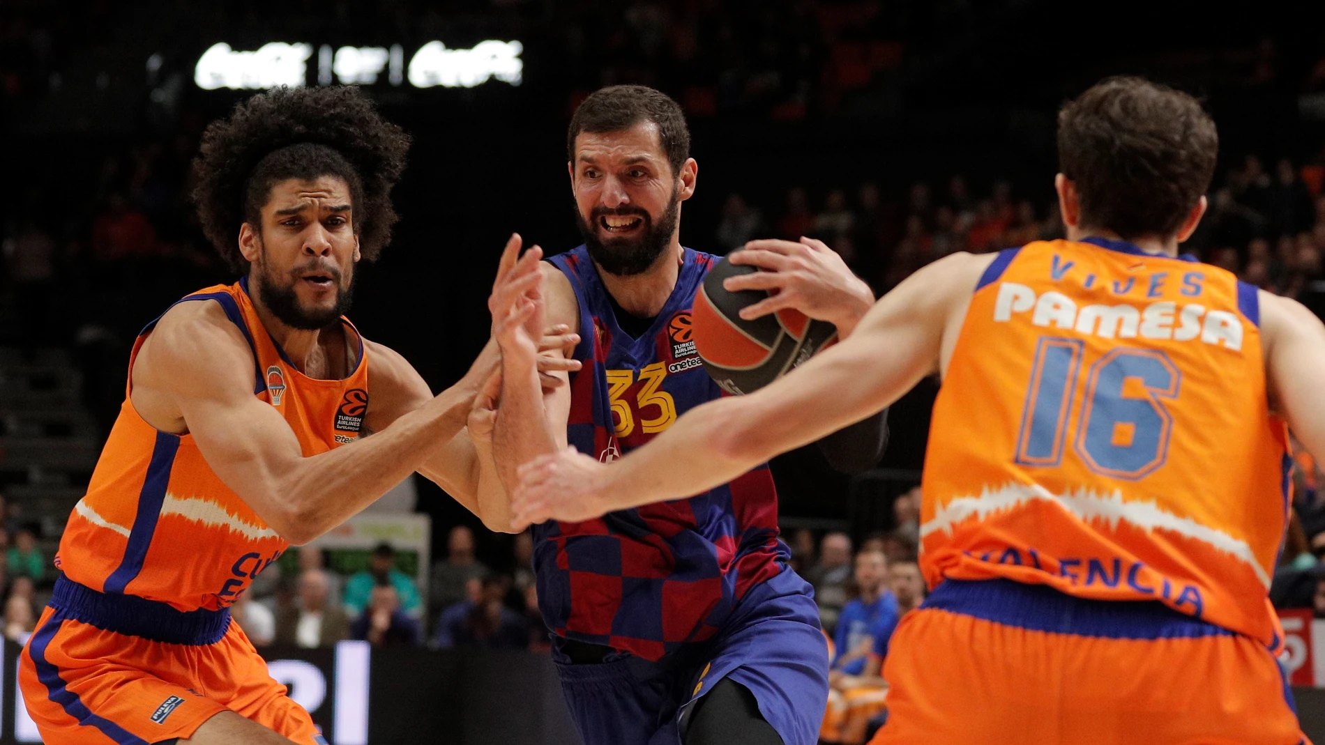 Louis Laberyrie y Guillem Vives tratan de frenar a Nikola Mirotic Louis Laberyrie y Guillem Vives tratan de frenar a Nikola Mirotic