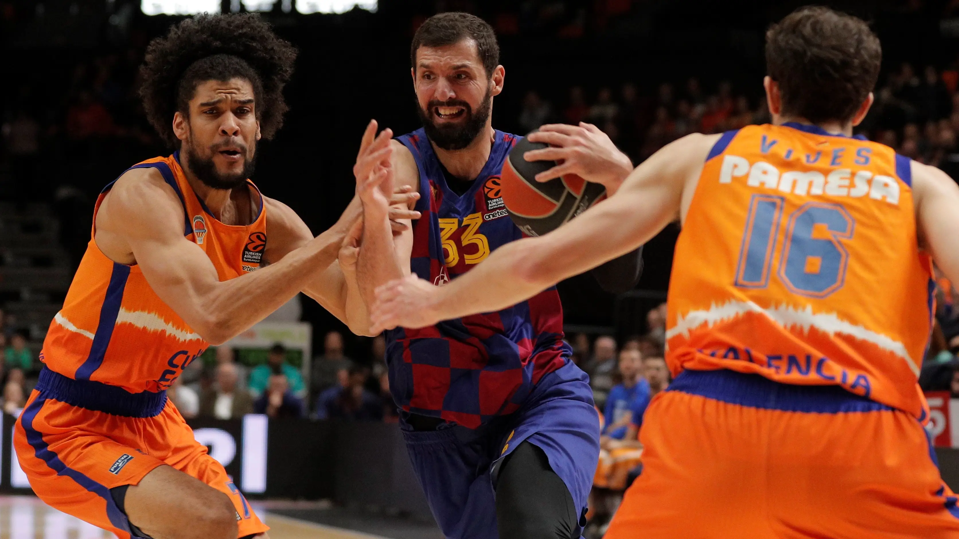Louis Laberyrie y Guillem Vives tratan de frenar a Nikola Mirotic Louis Laberyrie y Guillem Vives tratan de frenar a Nikola Mirotic