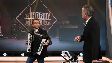 Pablo Motos y Juan y Medio improvisan varias canciones con complicados instrumentos en 'El Hormiguero 3.0' Pablo Motos y Juan y Medio improvisan varias canciones con complicados instrumentos en 'El Hormiguero 3.0'