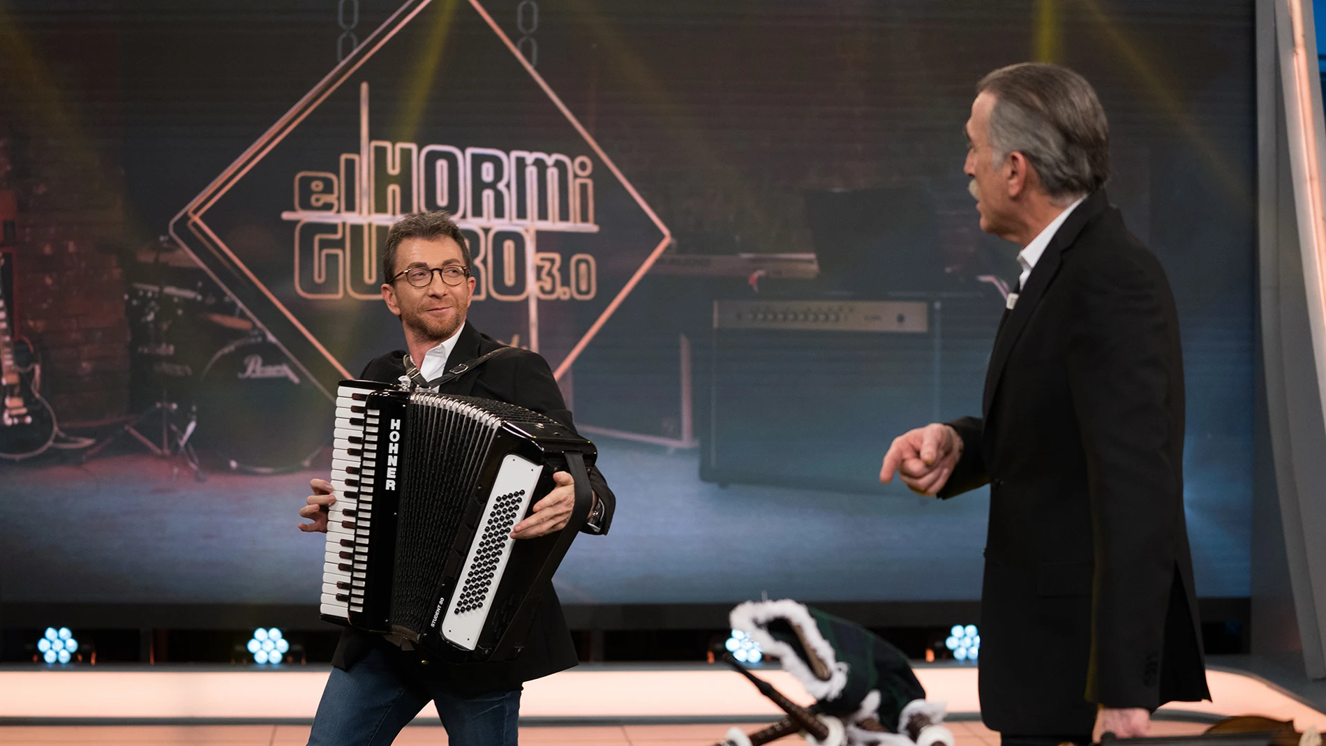 Pablo Motos y Juan y Medio improvisan varias canciones con complicados instrumentos en 'El Hormiguero 3.0'