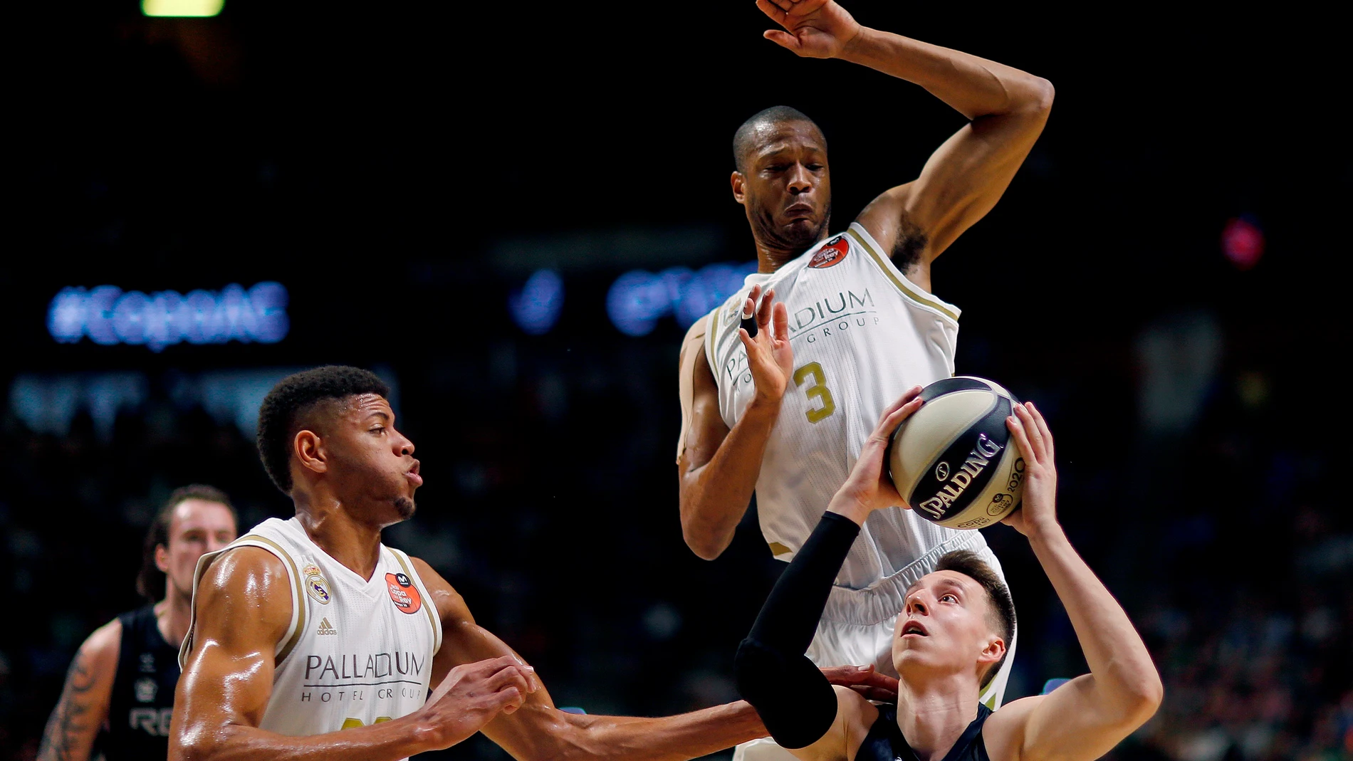 Amoldas Kulboka intenta encestar ante Anthony Randolph y Walter Tavares Amoldas Kulboka intenta encestar ante Anthony Randolph y Walter Tavares