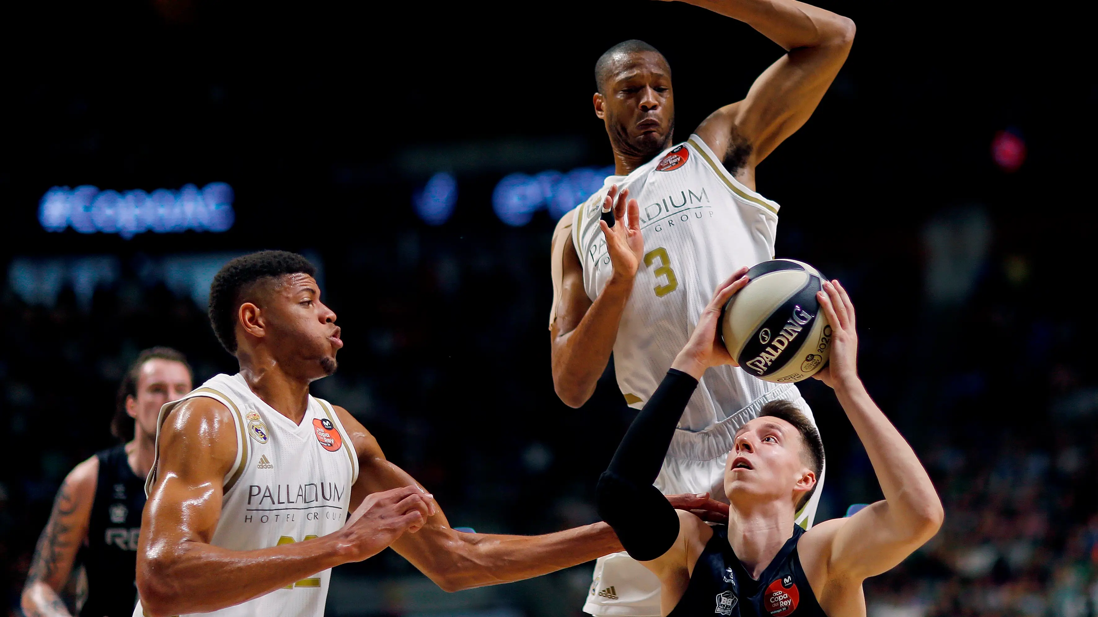 Amoldas Kulboka intenta encestar ante Anthony Randolph y Walter Tavares Amoldas Kulboka intenta encestar ante Anthony Randolph y Walter Tavares