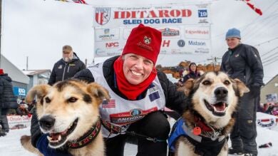 Alaska celebra la carrera de trineos tirados por perros más exigente del mundo