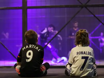 Niños jugando al fútbol Niños jugando al fútbol