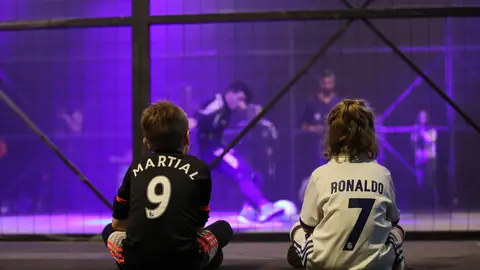Niños jugando al fútbol Niños jugando al fútbol