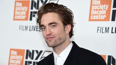La imagen de Robert Pattinson como James Bond que demuestra que no tiene competencia
