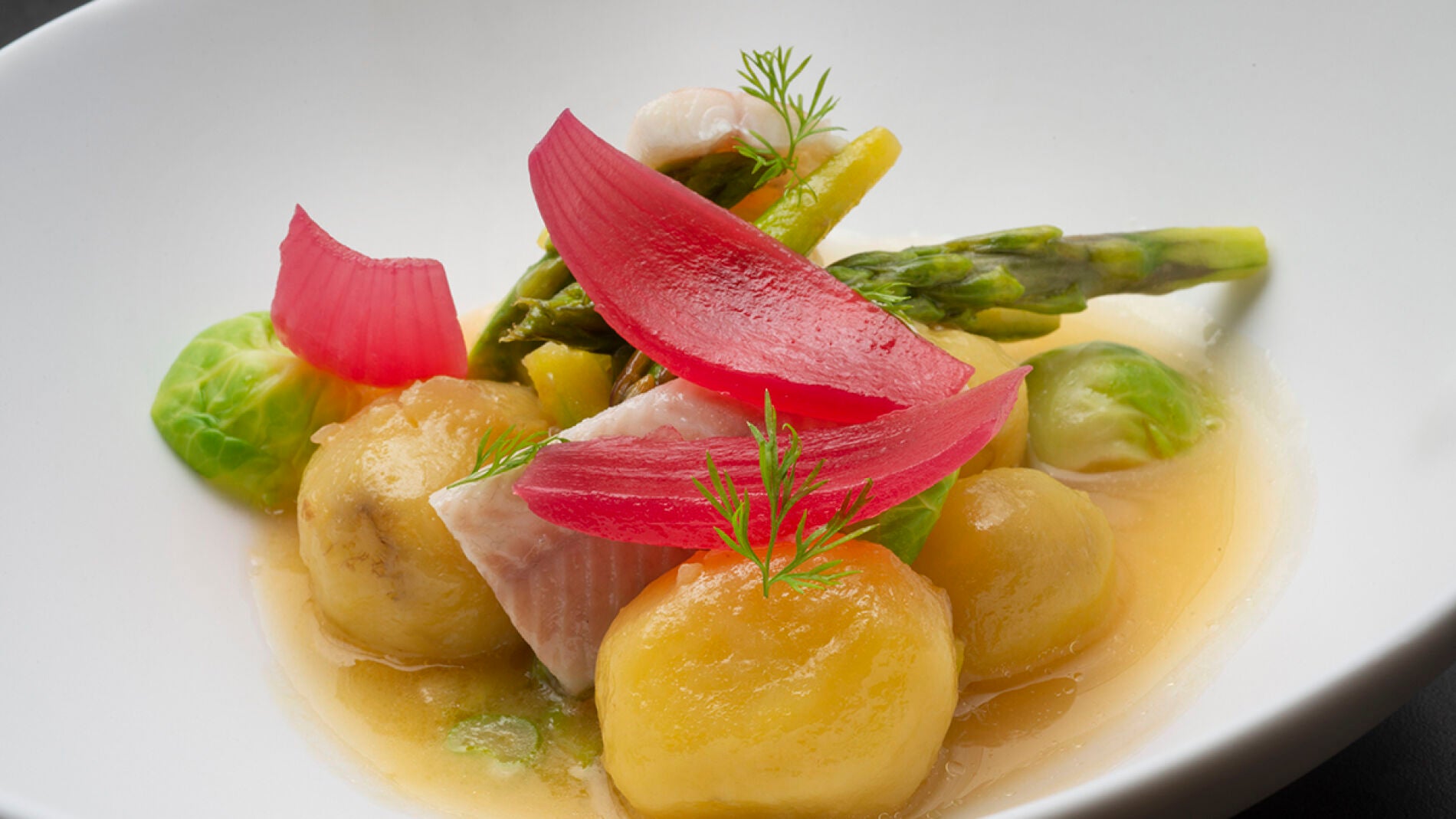 Caldo ahumado con patatas, esp&aacute;rragos y anguilas ahumadas