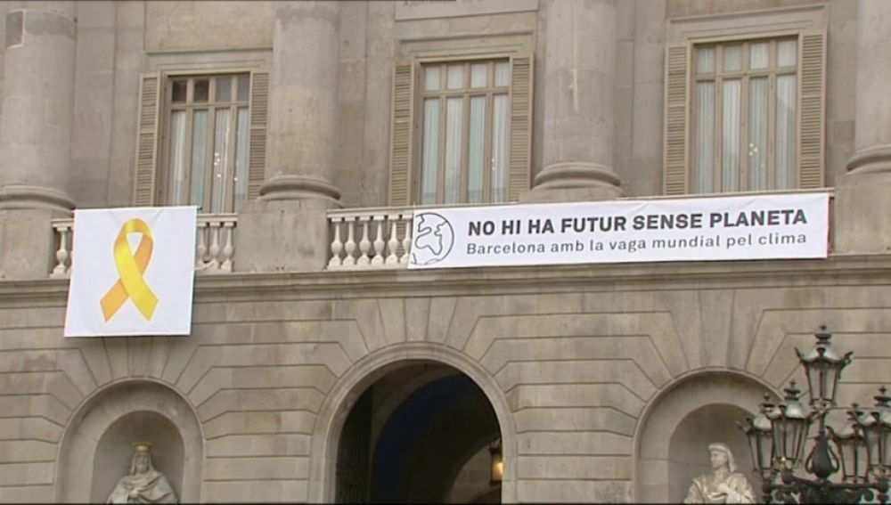 Un juez prohíbe definitivamente los lazos amarillos en la fachada del ayuntamiento de Barcelona