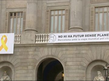 Un juez prohíbe definitivamente los lazos amarillos en la fachada del ayuntamiento de Barcelona