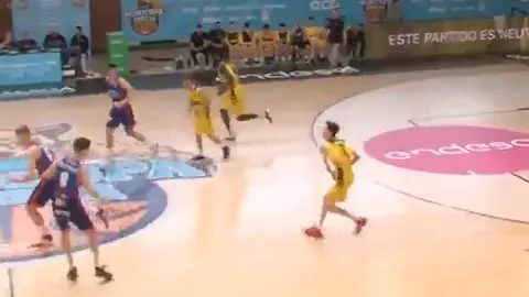 La loca acción de un chaval de 13 años cuando faltaban 20 segundos de posesión en la Minicopa La loca acción de un chaval de 13 años cuando faltaban 20 segundos de posesión en la Minicopa