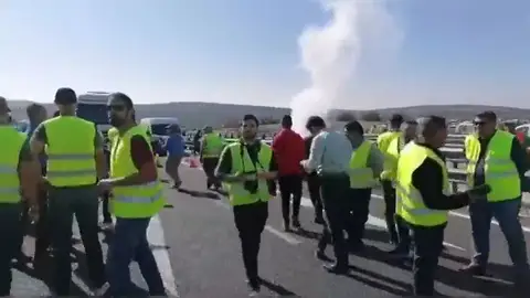 Aumenta la tensión en las protestas de los agricultores en Lucena, Córdoba Aumenta la tensión en las protestas de los agricultores en Lucena, Córdoba