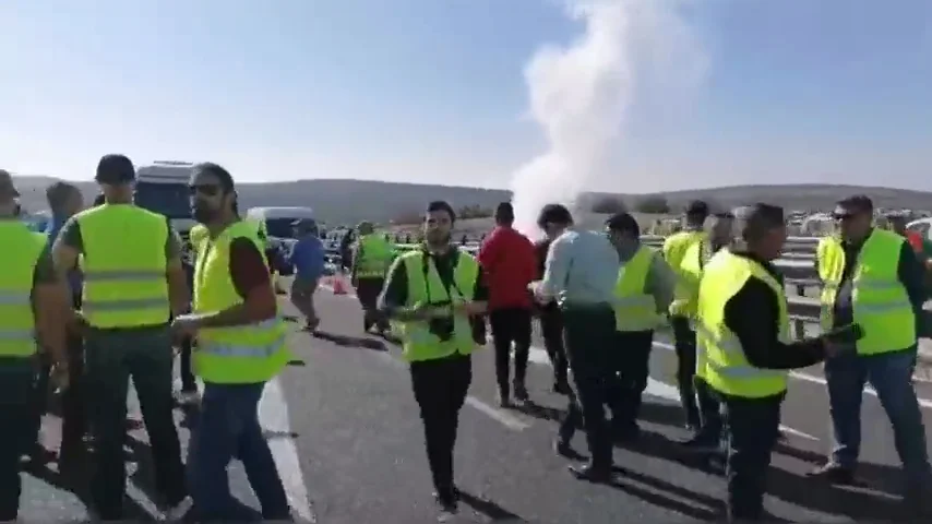 Aumenta la tensi&oacute;n en las protestas de los agricultores en Lucena, C&oacute;rdoba