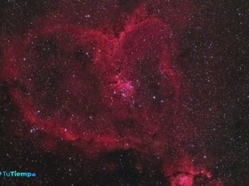 Corazones en el cielo y en la Tierra para celebrar el día de San Valentín