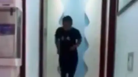 Maratoniano chino entrena en su salón Maratoniano chino entrena en su salón