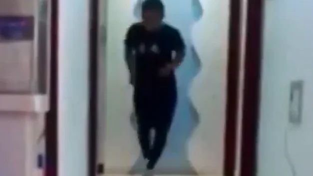 Maratoniano chino entrena en su sal&oacute;n