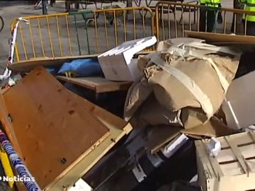 Un Ayuntamiento de Guipúzcoa denuncia el mal uso de los contenedores amontonando basura por sus calles 