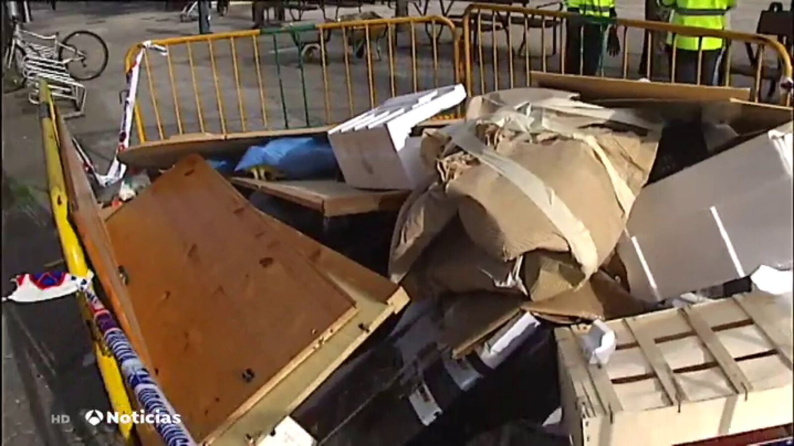 Un Ayuntamiento de Guipúzcoa denuncia el mal uso de los contenedores amontonando basura por sus calles 