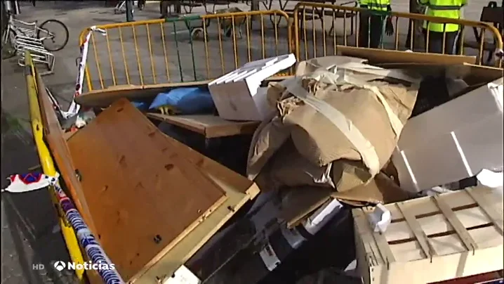 Un Ayuntamiento de Guip&uacute;zcoa denuncia el mal uso de los contenedores amontonando basura por sus calles 
