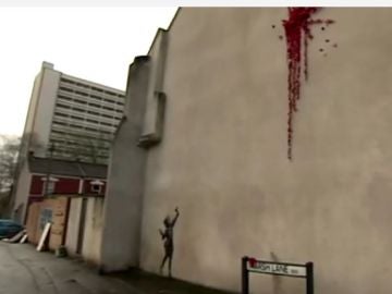 Banksy sorprende a su ciudad natal con nuevo mural por San Valentín