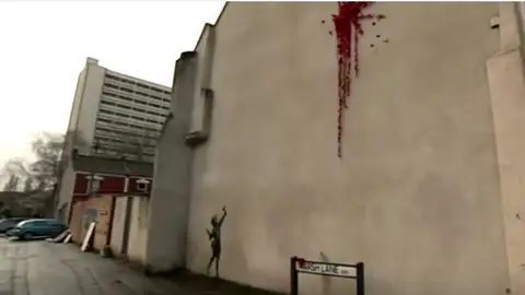 Banksy sorprende a su ciudad natal con nuevo mural por San Valentín Banksy sorprende a su ciudad natal con nuevo mural por San Valentín