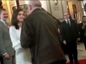 La Reina Letizia se salta el protocolo para saludar a un antiguo compañero de trabajo