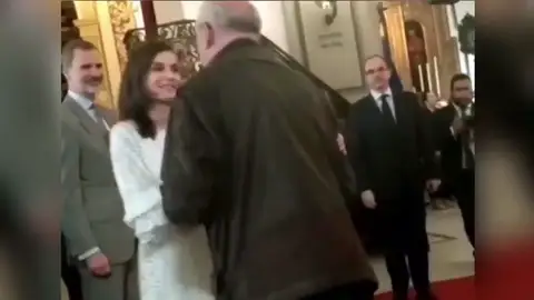 La Reina Letizia se salta el protocolo para saludar a un antiguo compañero de trabajo La Reina Letizia se salta el protocolo para saludar a un antiguo compañero de trabajo