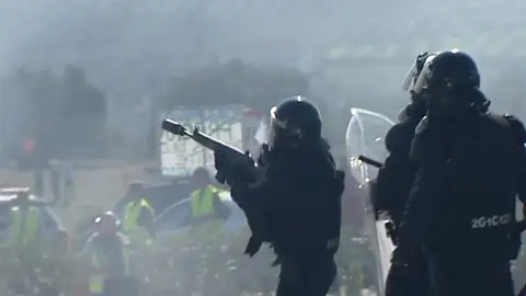 Momentos de tensión durante el desalojo de la Guardia Civil a los agricultores que han cortado la A-45, a la altura de Lucena Momentos de tensión durante el desalojo de la Guardia Civil a los agricultores que han cortado la A-45, a la altura de Lucena