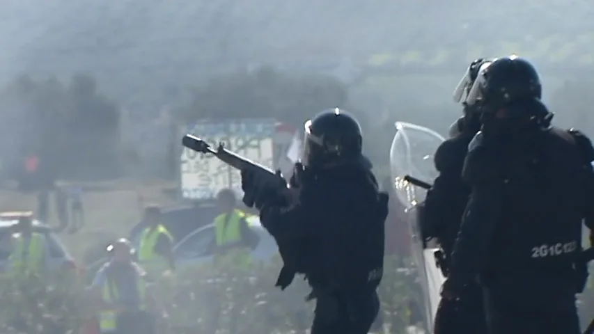 Momentos de tensi&oacute;n durante el desalojo de la Guardia Civil a los agricultores que han cortado la A-45, a la altura de Lucena 