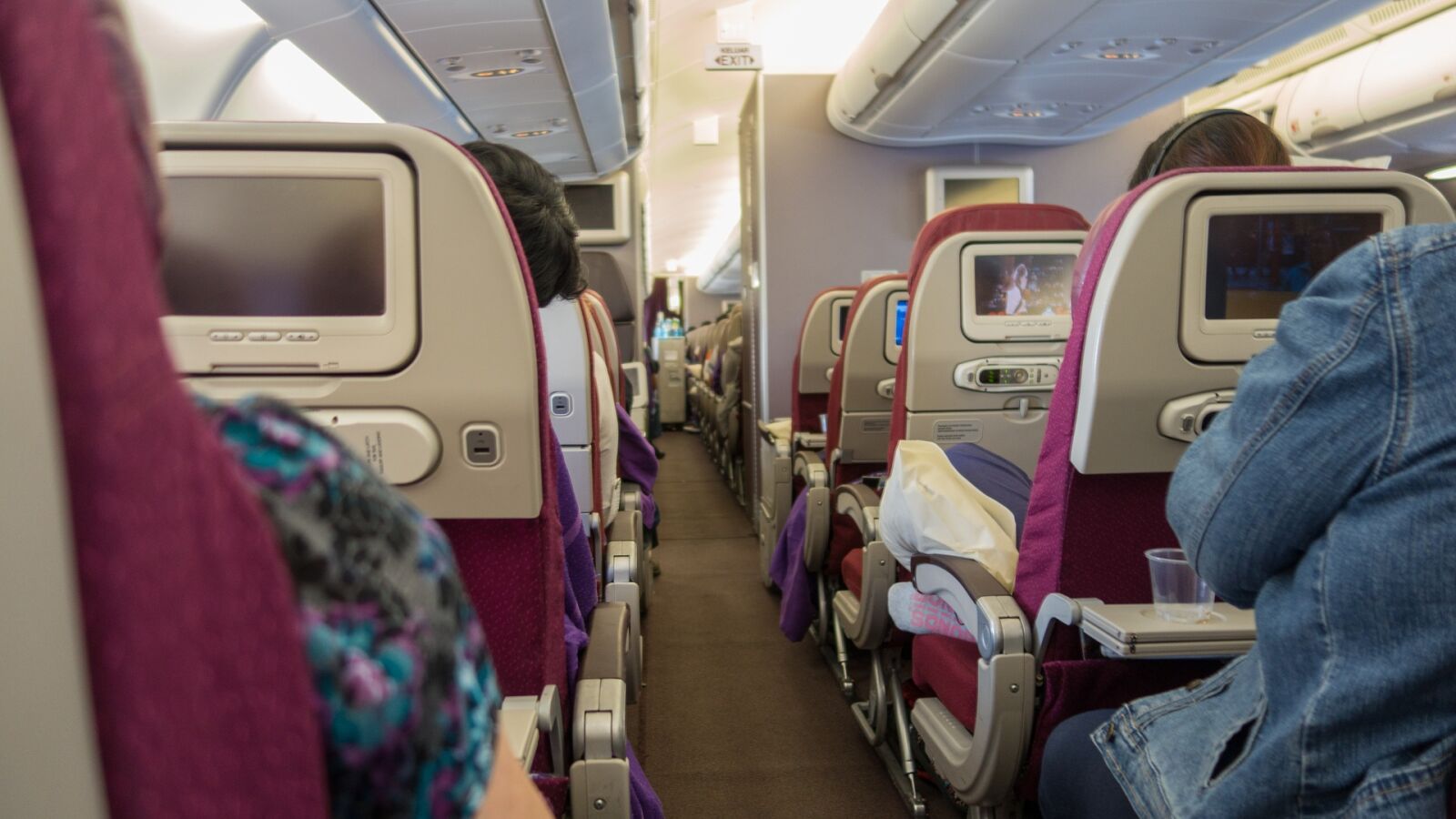 Graba cómo un pasajero zarandea su asiento por haberlo reclinado durante un vuelo: ¿Quién tiene la razón? 