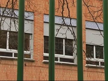 Una niña de seis años se cae por la ventana de su colegio y sufre cuatro fracturas en la cabeza