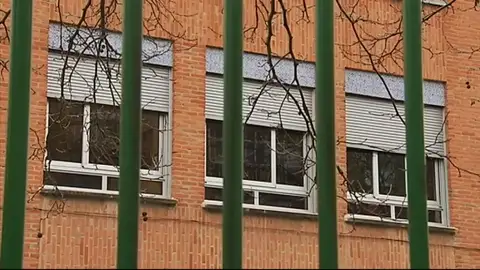 Una niña de seis años se cae por la ventana de su colegio y sufre cuatro fracturas en la cabeza Una niña de seis años se cae por la ventana de su colegio y sufre cuatro fracturas en la cabeza