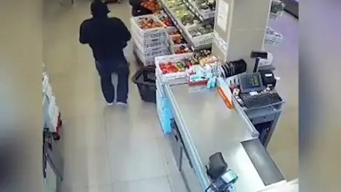 Arrestan a un hombre con orden de búsqueda y detención mientras trataba de robar un taxi en Barcelona Arrestan a un hombre con orden de búsqueda y detención mientras trataba de robar un taxi en Barcelona