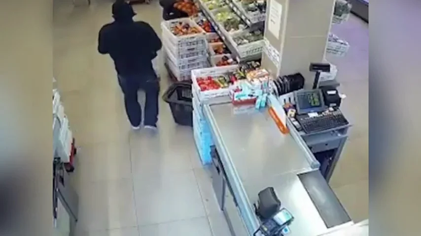 Arrestan a un hombre con orden de búsqueda y detención mientras trataba de robar un taxi en Barcelona Arrestan a un hombre con orden de búsqueda y detención mientras trataba de robar un taxi en Barcelona